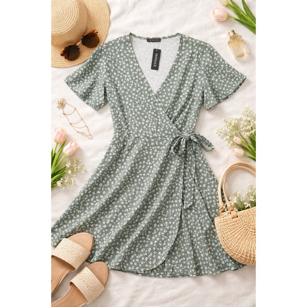 Veo un vestido cruzado, color verde salvia con flores blancas, manga corta tipo